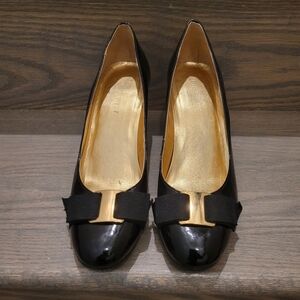 Nine West Black & Gold Heels Shoes Size: 5.5M US